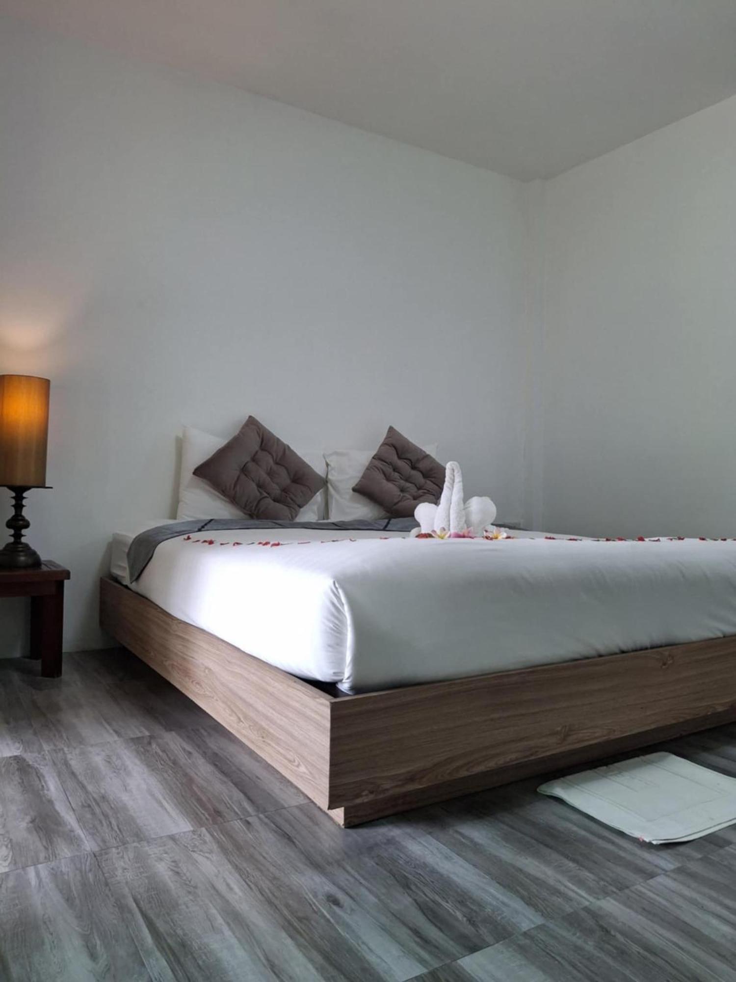 Phurin Thara Resort Koh Lanta Bagian luar foto